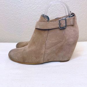 TESORI TaupeTan Suede Wedge Ankle Bootie Womens Boot Size 7.5